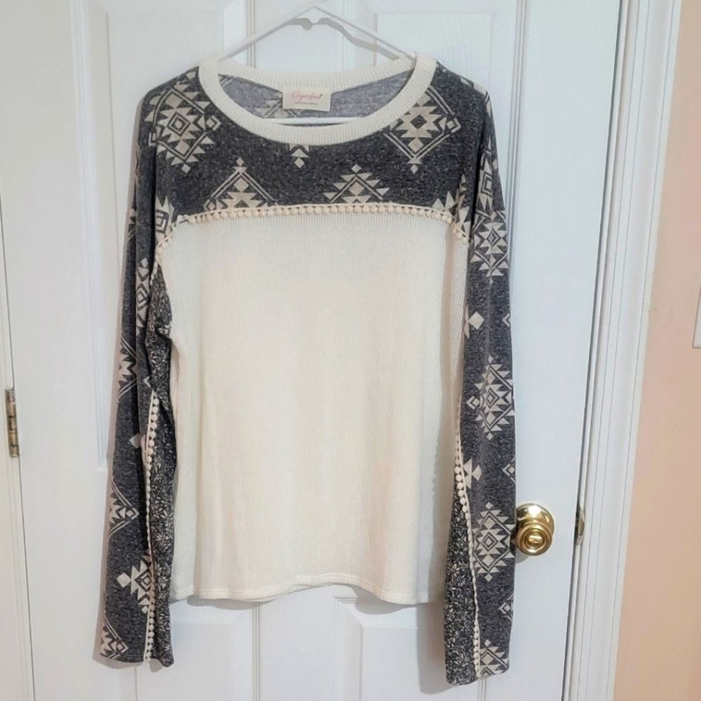 Sugar Fox Boutique Branded Gray and White Patterned Women's Top